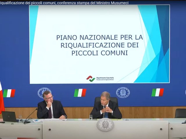 Il Ministro Musumeci insieme al Capo Dipartimento Casa Italia Luigi Ferrara presentano il bando piccoli comuni in conferenza stampa il 14 luglio 2023